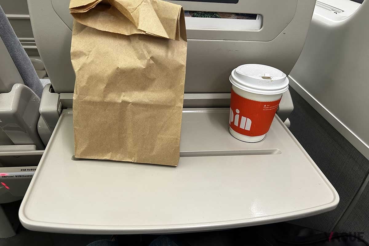 韓国の新型高速鉄道「KTX青龍」普通車座席のテーブル