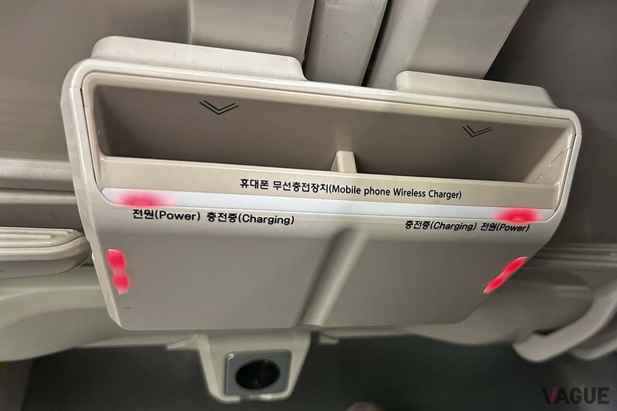 韓国の新型高速鉄道「KTX青龍」普通車座席のスマホ・ワイヤレス充電器