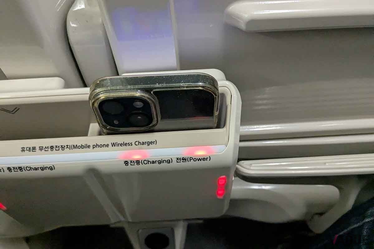 韓国の新型高速鉄道「KTX青龍」普通車座席のスマホ・ワイヤレス充電器