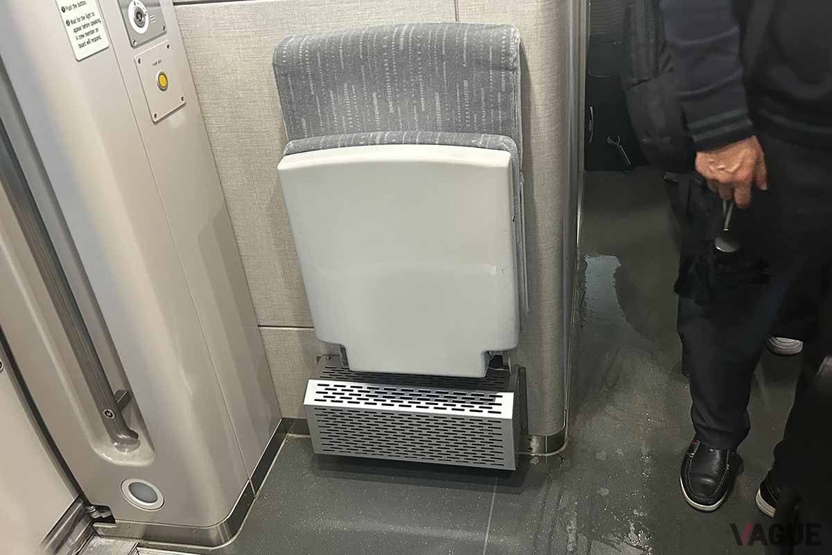 韓国の新型高速鉄道「KTX青龍」のデッキ。簡易座席がある