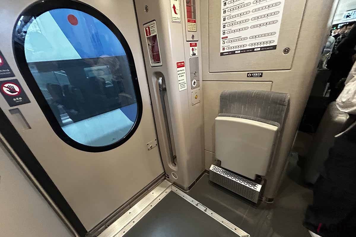 韓国の新型高速鉄道「KTX青龍」のデッキ。簡易座席がある