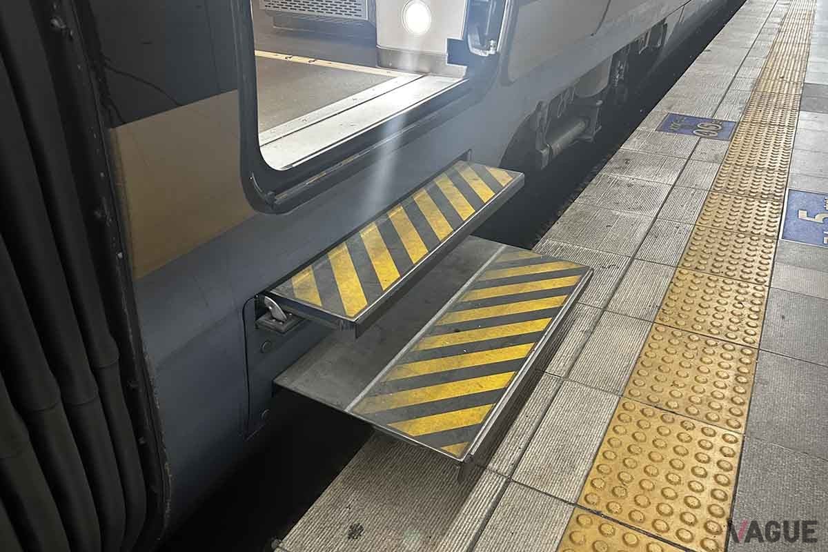 韓国の新型高速鉄道「KTX青龍」のステップ