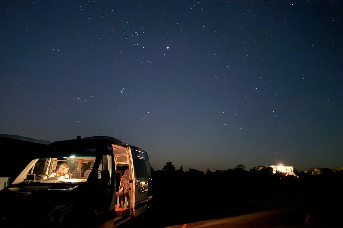 ピナクルズでのサンセットと星空を満喫。安全運転でパースに戻り、23時過ぎにホテルで解散となる
