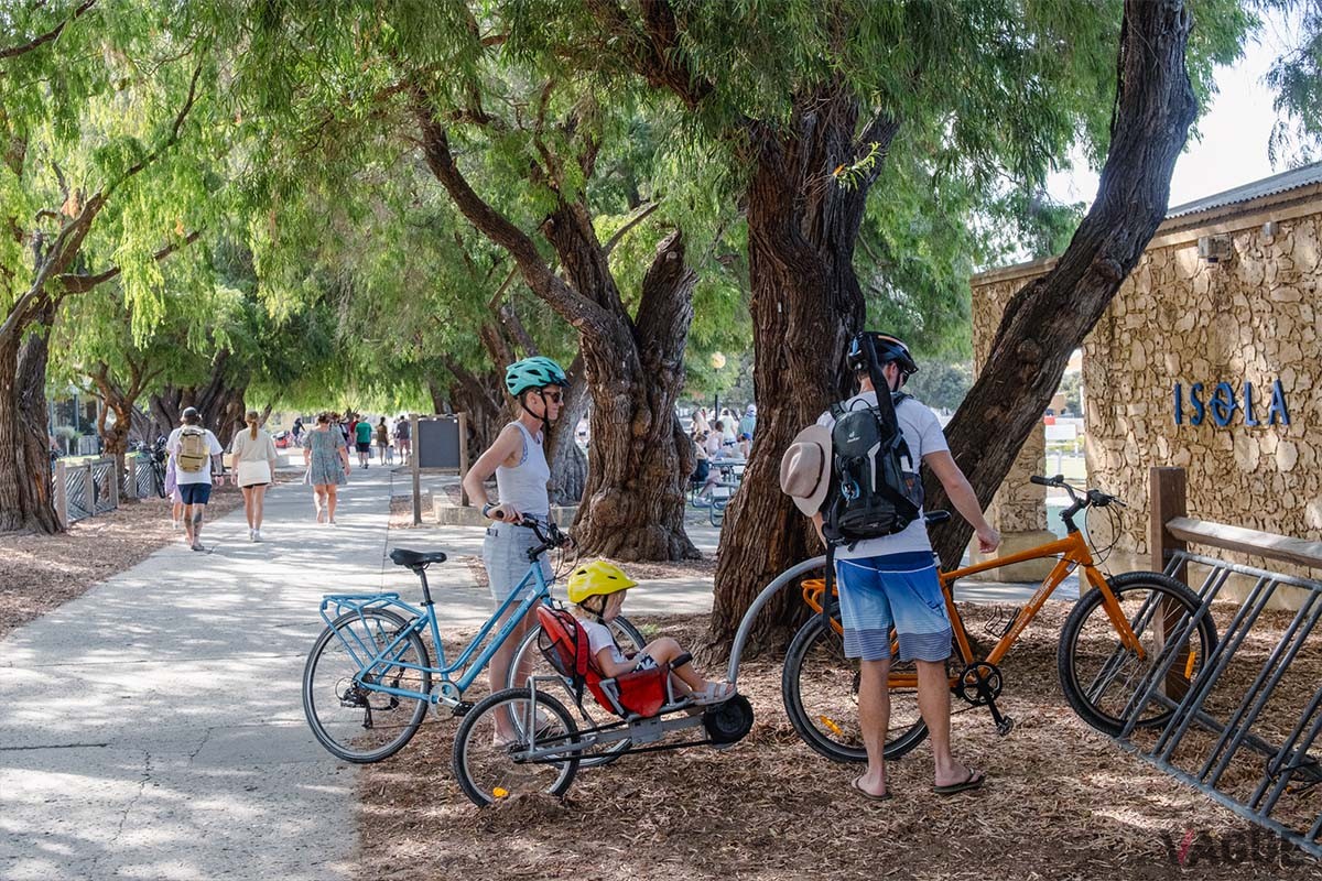 自家用車の乗り入れができない自然保護区のため、多くのゲストがレンタサイクルで島内を移動する