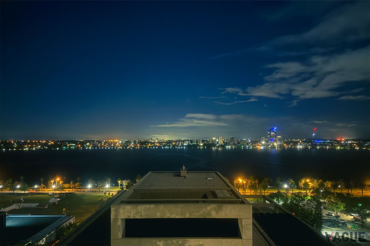 スワン川の美しい夜景を望む「ダクストン・ホテル・パース」のデラックスキング・リバービュー