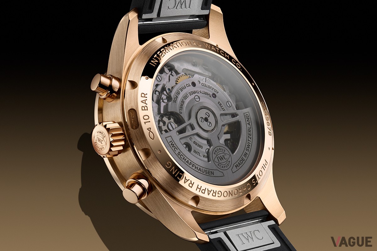 丁寧な面取りとポリッシュ加工が施されたレッドゴールドケースが力強く華やかなレーシングスポーツの世界観を体現。艶やかに仕上げられたリューズとプッシャーも印象的だ