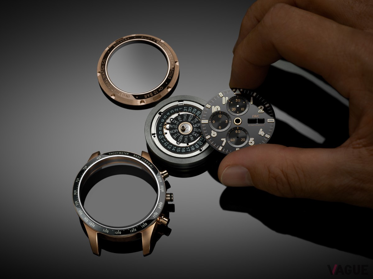 ブラック×ゴールド×ホワイトのカラーリングは、作中に登場する架空のF1チーム「APXGP」のチームカラーへのオマージュ。インデックスと針にもケースと同じゴールドを採用