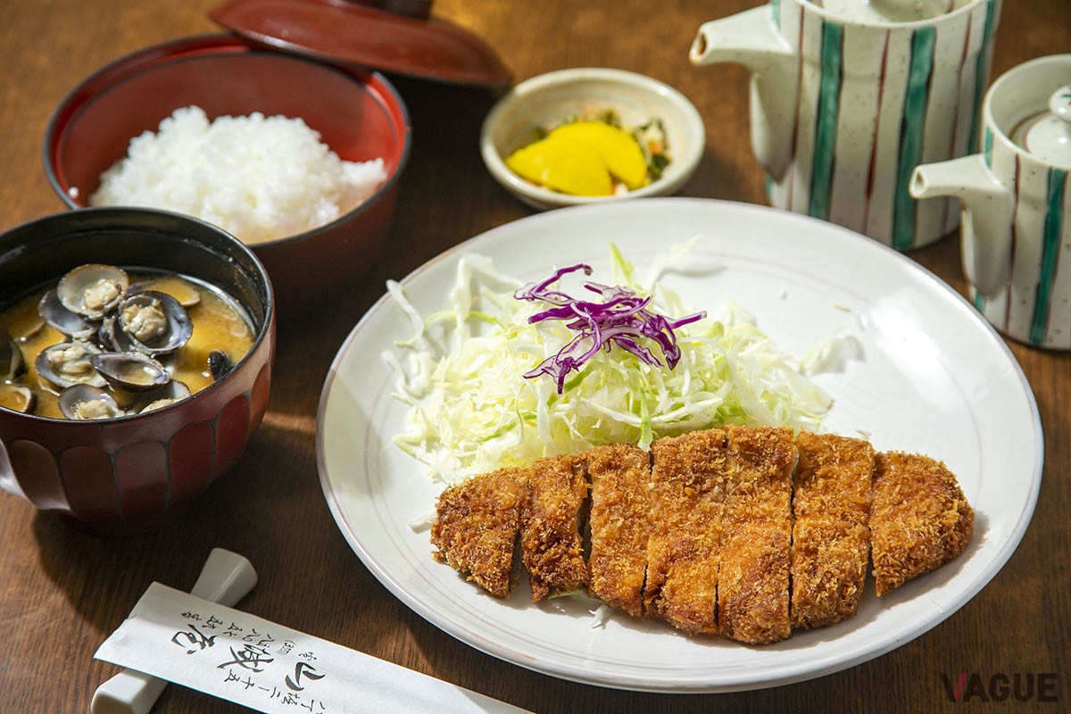ロースかつ定食（昼）1,200円。ゴハン、味噌汁、お新香つき。夜は単品で1,500円