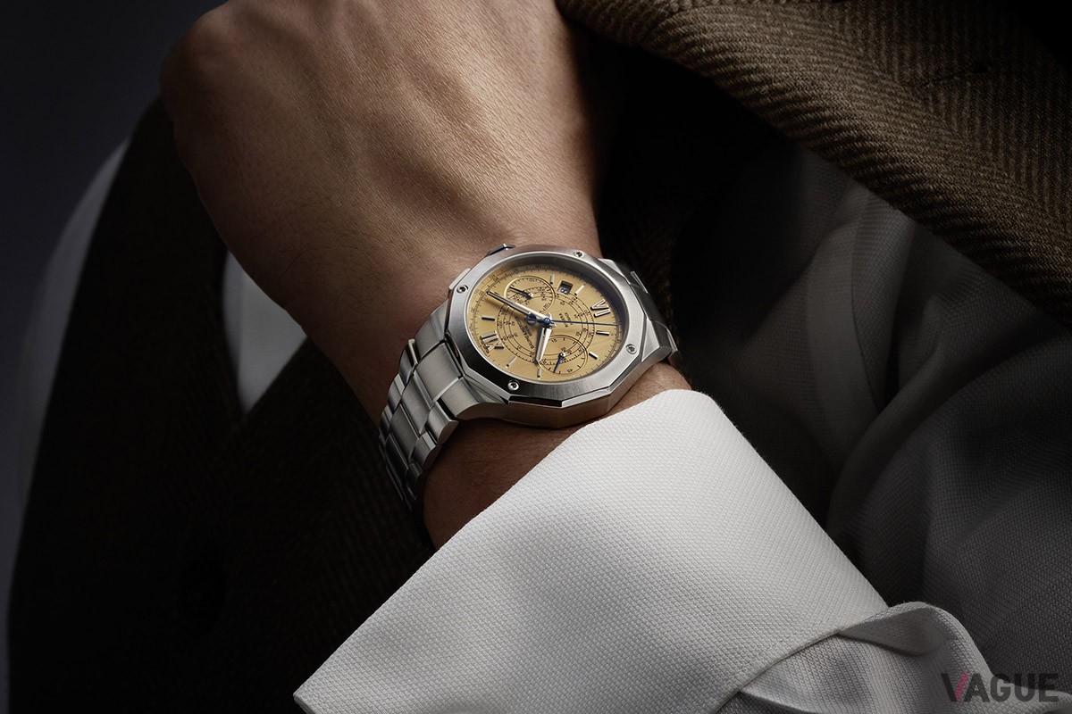 往年のパイロットウォッチを想起させる「リビエラ クロノグラフ フライバック」。あたたかみのあるゴールドダイヤルがレトロな雰囲気を醸し出す