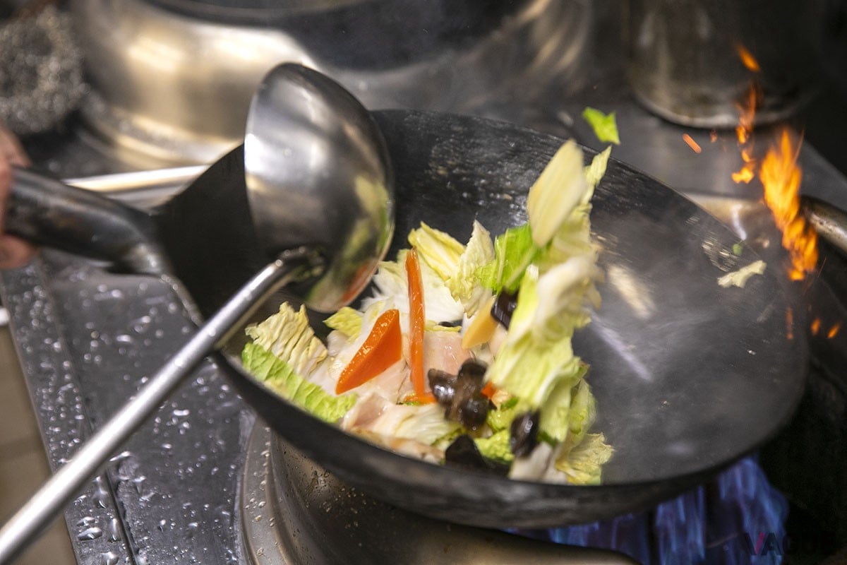 野菜などを一気に炒めて、とろみをつけてつけ汁の上に。白菜のとろとろ、キクラゲのプリプリなど食感の違いが心地よい