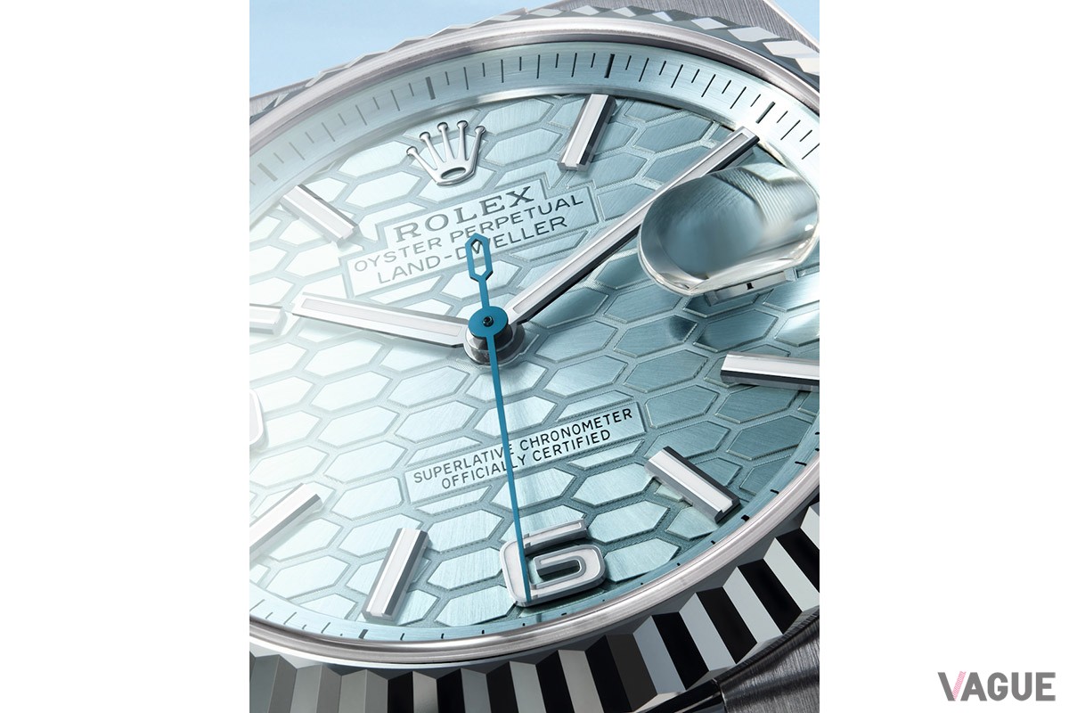 ハニカム模様のダイヤルは、六角形の表面はサンレイ加工、溝の底には同心円状の装飾を施すという極めて精密な作りになっている。インデックスの9と6の文字はエクスプローラー、エアキングから着想を得ている