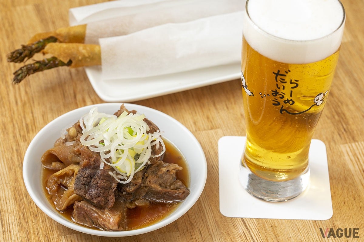 牛スジ煮込み600円、揚げアゲアスパラ1本350円、生ビール500円