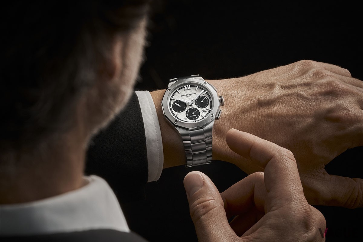 ハイコントラストなモノトーンの組み合わせで50年代の空気を再現した「リビエラ クロノグラフ デイト」。確かな視認性も魅力のひとつ