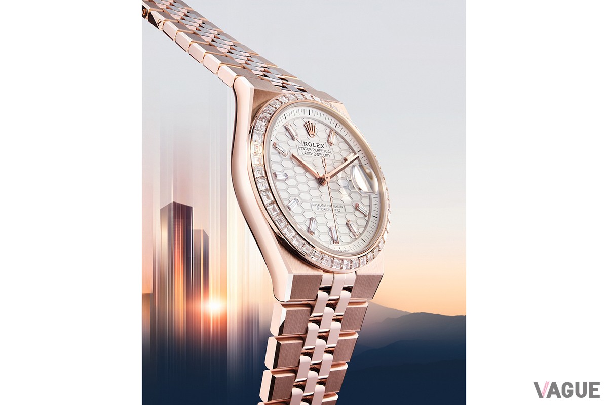 あたたかみのあるケースの色調に、清潔感のあるホワイトダイヤルが美しく映える18ctエバーローズゴールドモデル。ベゼルとインデックスに添えたダイヤが手元に華やぎを添える