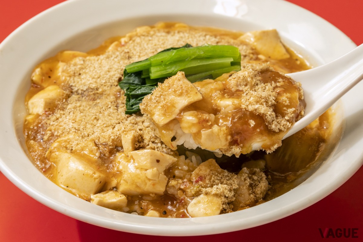 健康丼。麻婆豆腐にゴマがたっぷりかかっているので、コクと旨みアップに