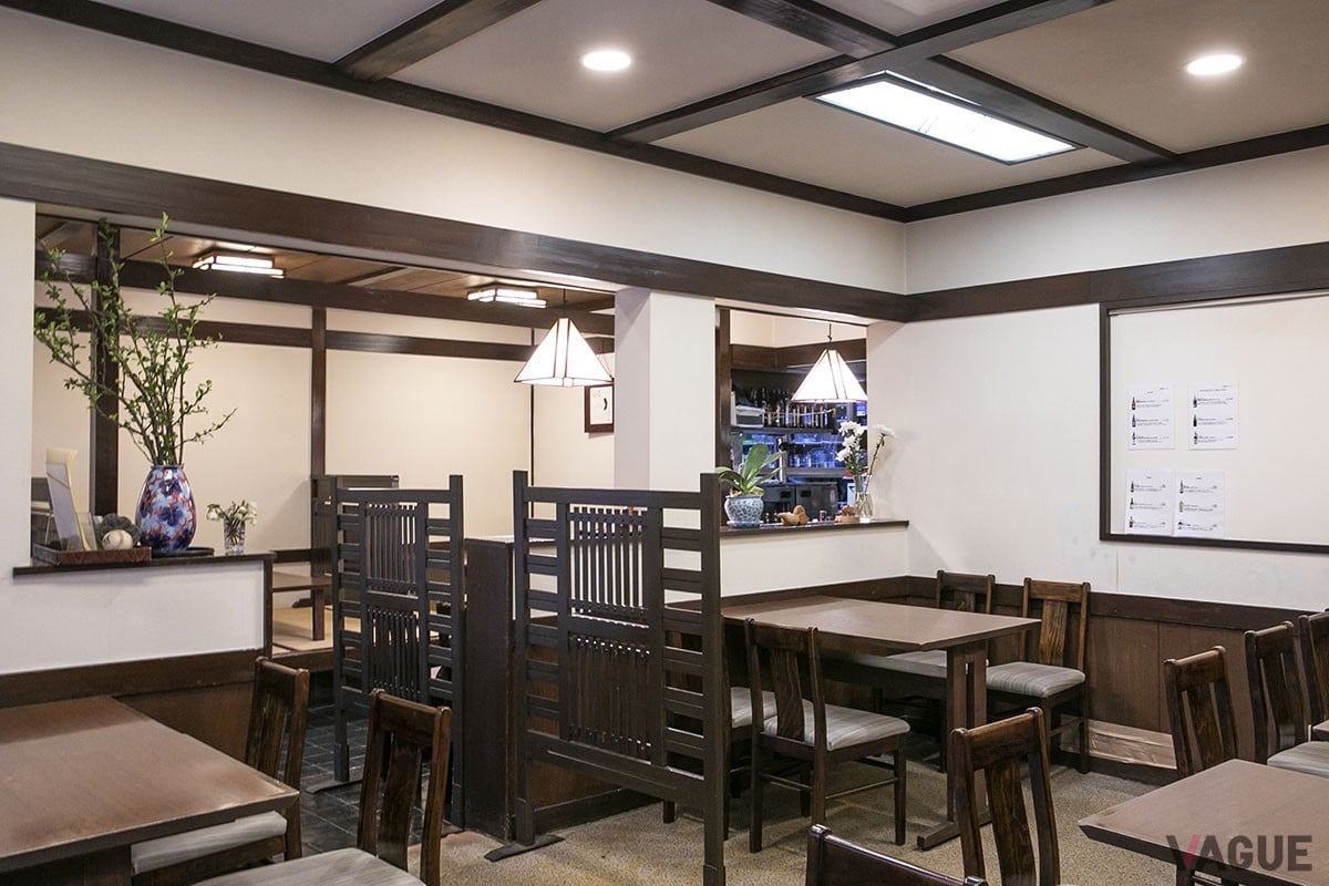 店内。椅子とテーブルの席のほか、小上がりの座敷席もある