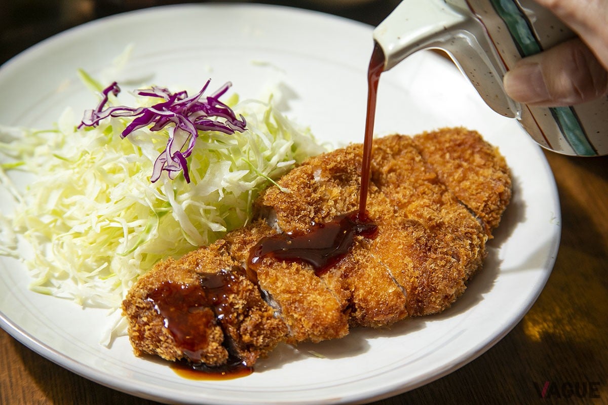 ロースかつ定食(昼)1,200円。ゴハン、味噌汁、お新香つき。夜は単品で1,500円