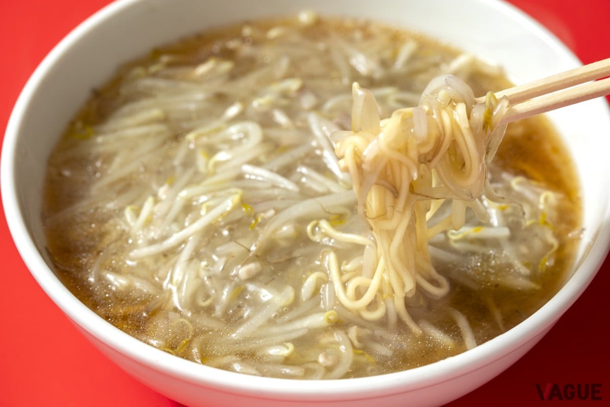 もやしそば800円。大盛り+100円、半チャーハンとセットは＋450円