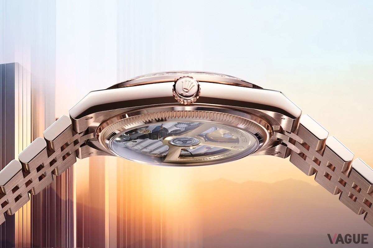 あたたかみのあるケースの色調に、清潔感のあるホワイトダイヤルが美しく映える18ctエバーローズゴールドモデル。ベゼルとインデックスに添えたダイヤが手元に華やぎを添える