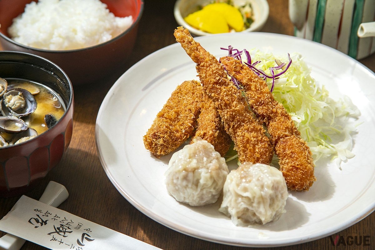 盛り合わせ定食1,200円。これも同じくゴハン、味噌汁、お新香がセットに