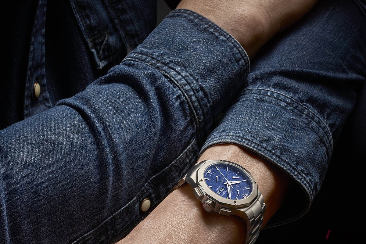ビジネスシーンから休日のリラックスしたスタイルまで幅広い場面に似合うブルーのデイデイト。深みのある陰影が手元に知性と清潔感を提供する