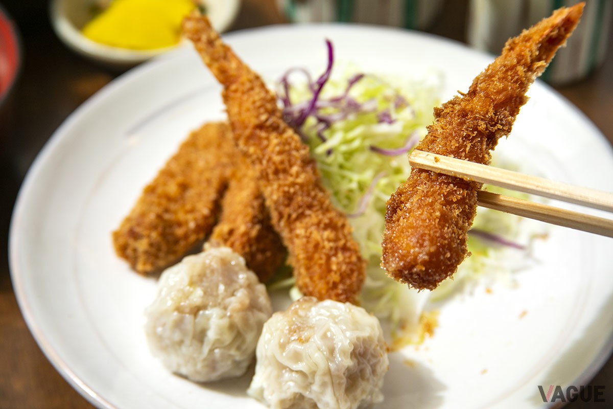 左端がヒレカツ、エビフライ2本、シュウマイ2個。これがたった1,200円で味わえるのはすごい！