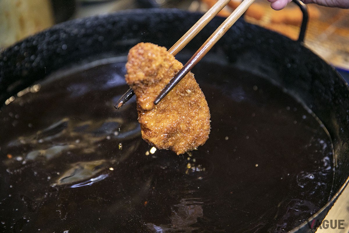 からっと揚がったロースカツ。「何十年も同じやり方で揚げています」（店主）