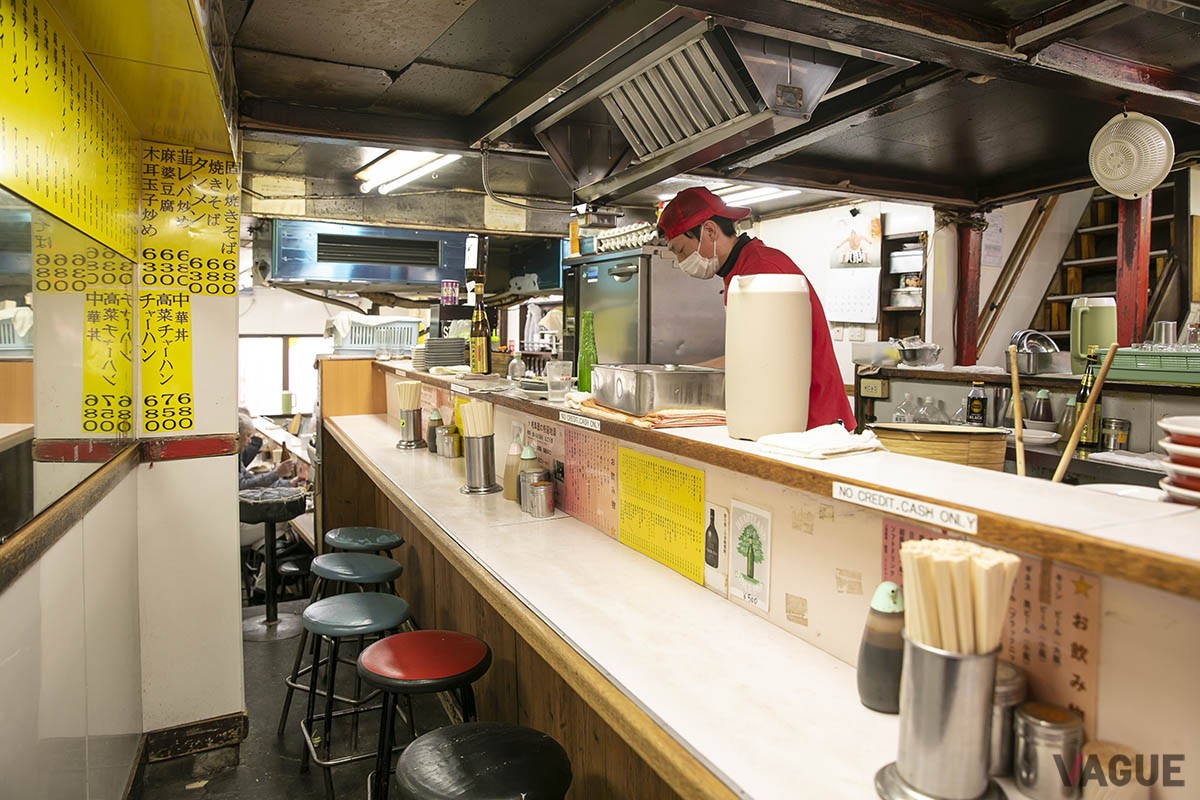 店内。カウンター席と厨房の距離が近く、作業を見ながらできるのを待つ