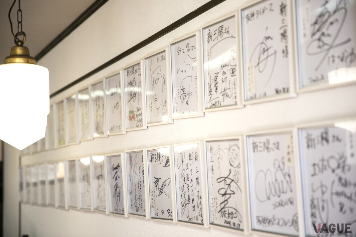 壁に貼られた色紙。選手の他に、芸能人や漫画家のサインも飾られている