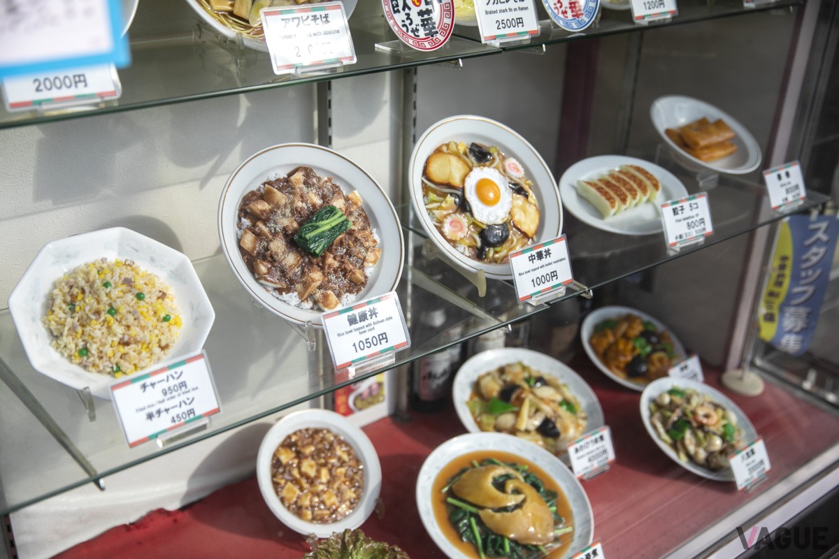 店頭のサンプル。健康丼やチャーハンのサンプルとともに、元巨人軍監督の色紙が