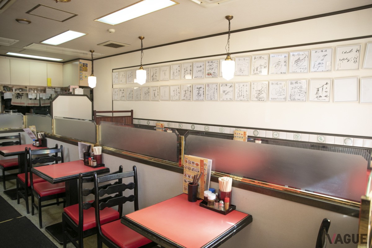 1階の店内。赤いテーブルと椅子が懐かしい雰囲気。2階もある