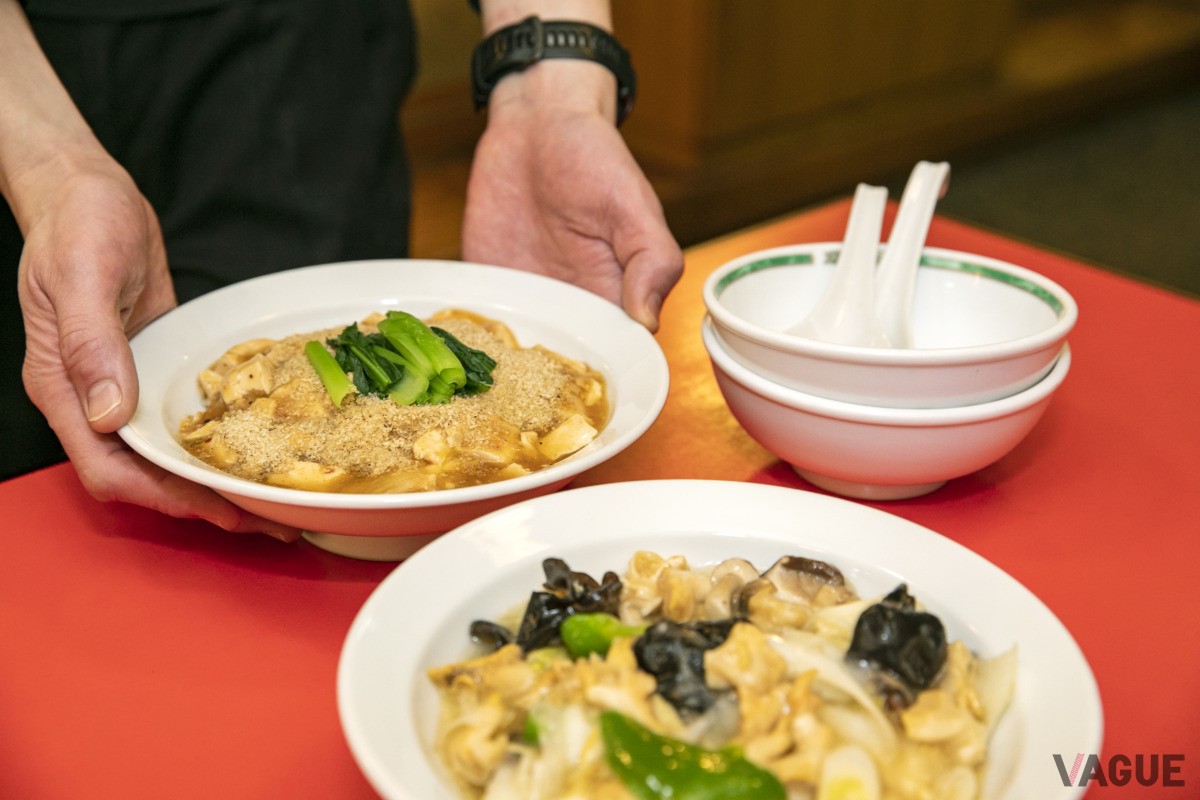 「昼は食事、夜はお酒を飲みつつ料理を楽しむお客様が多いですね。昭和の時代から変わらぬ味を提供しています」(店主の山本さん)
