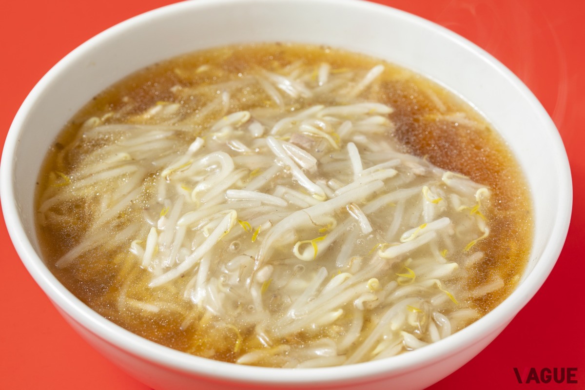スープ、麺、もやし。シンプルだけれど飽きのこないおいしさ