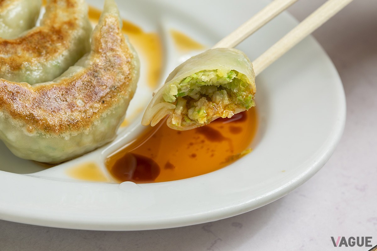 野菜たっぷりで見た目以上に軽やかな餃子。皮の厚さも焼き目も完璧！