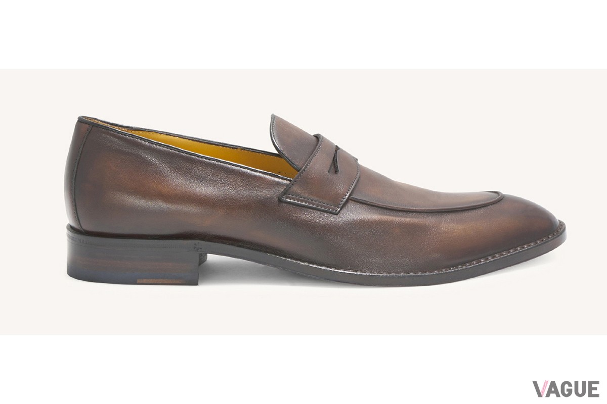 ローファーならではの気軽な足入れとハーフライニングによるソフトな履き心地。リラックスしつつ上品に足元が決まる