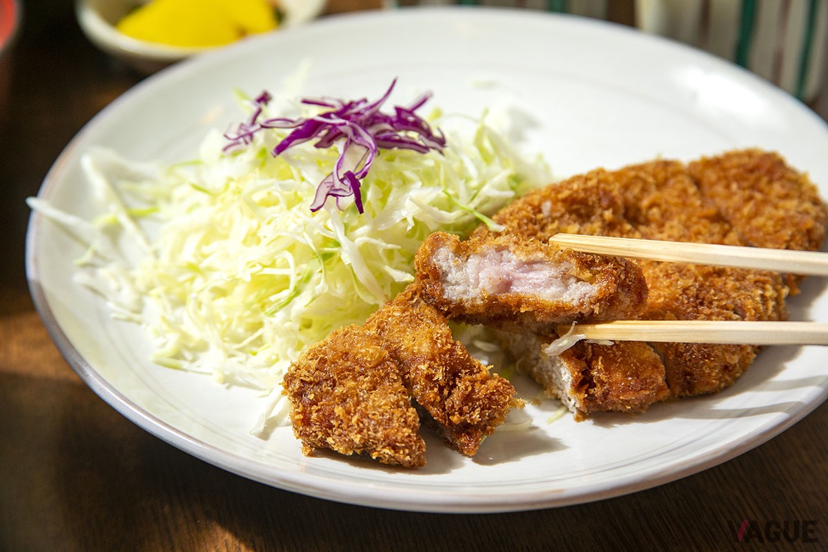 程よい衣の厚みと、ややピンク色の豚肉。脂の甘みと旨みも素晴らしい！