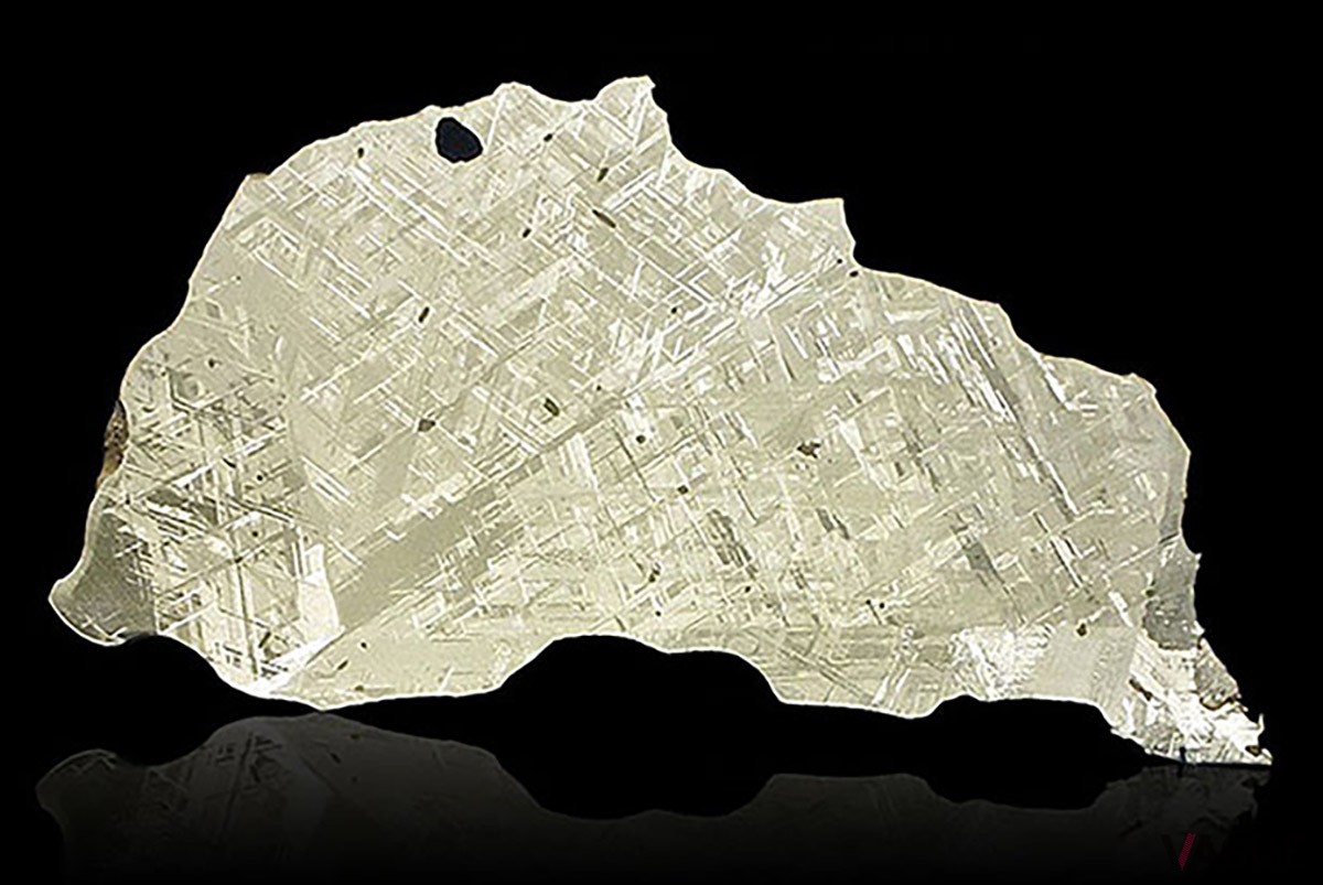 ナミビアで発見され、およそ4億5千万年前に地球に落下したとされる「ギベオン隕石」を大胆にダイヤルに採用