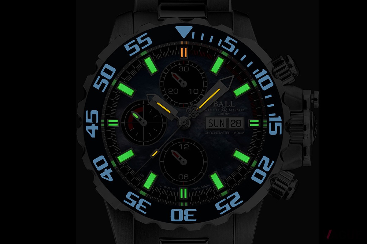 ボール ウォッチならではの夜光、自発光マイクロ・ガスライトを搭載。操作や電源、蓄光も不要で安定して輝度で発光し続ける