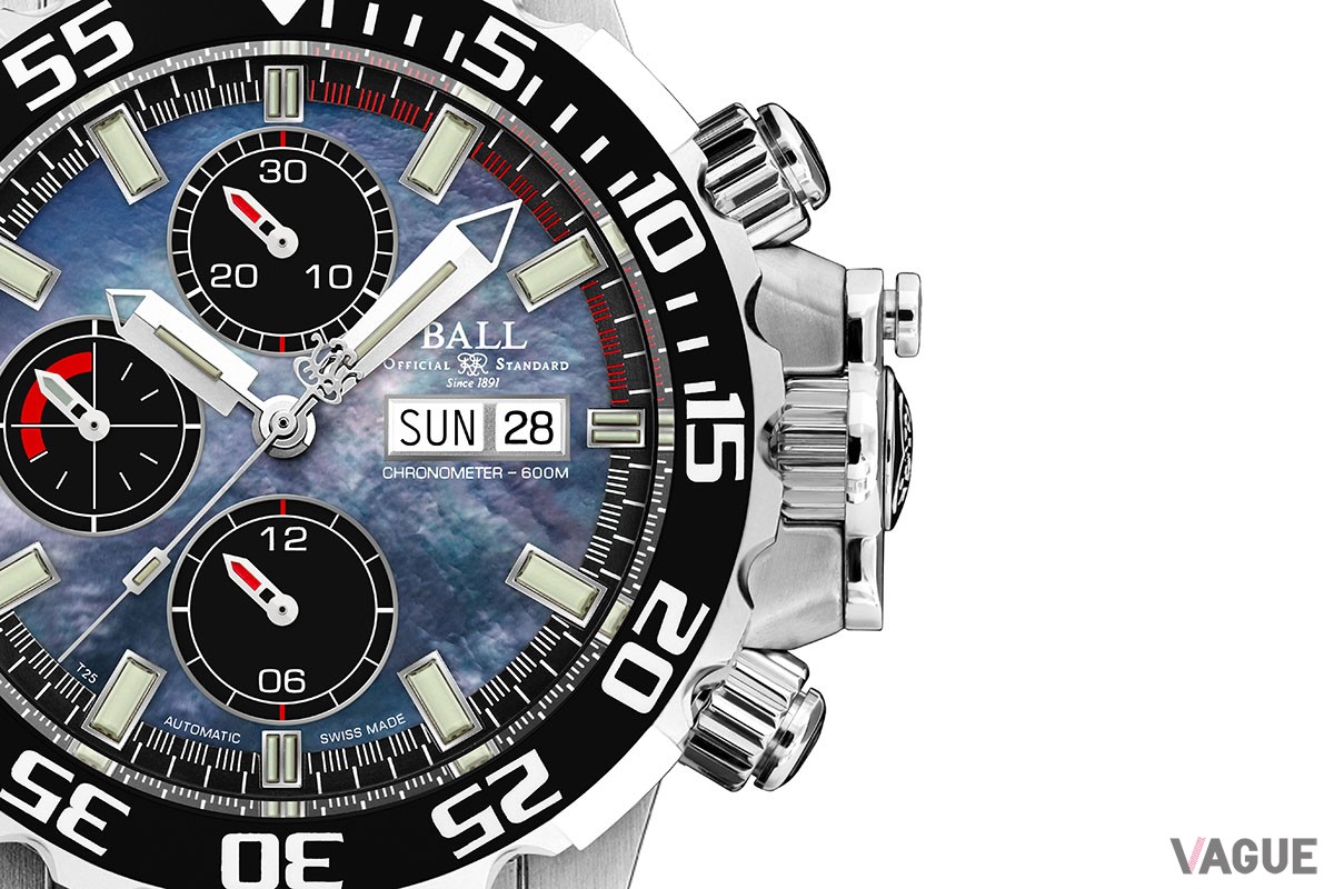 ケースはグレード5のチタン製。こちらはブラックのベゼル（DC3226A-S8CJ-BE）