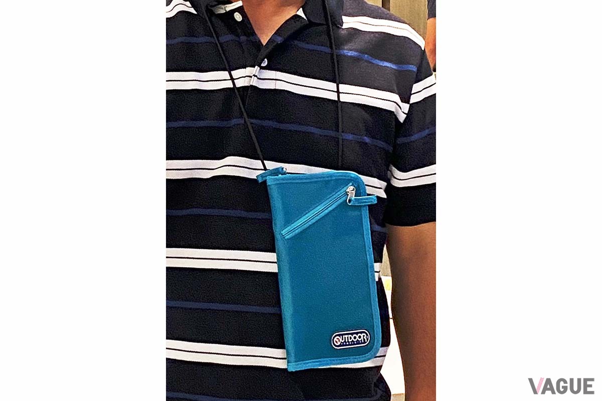 この経験から首からぶら下げるウォレットにパスポートを収納。イミグレでもスムーズに出し入れができる