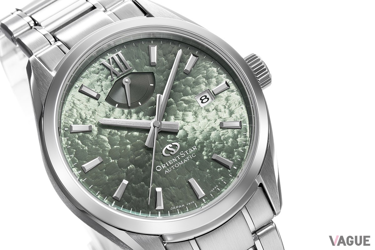 ダイヤル表面には、ナノレベルのほぼ透明な膜を重ねて光の反射と透過をコントロールする自社開発の「光学多層膜技術」を採用