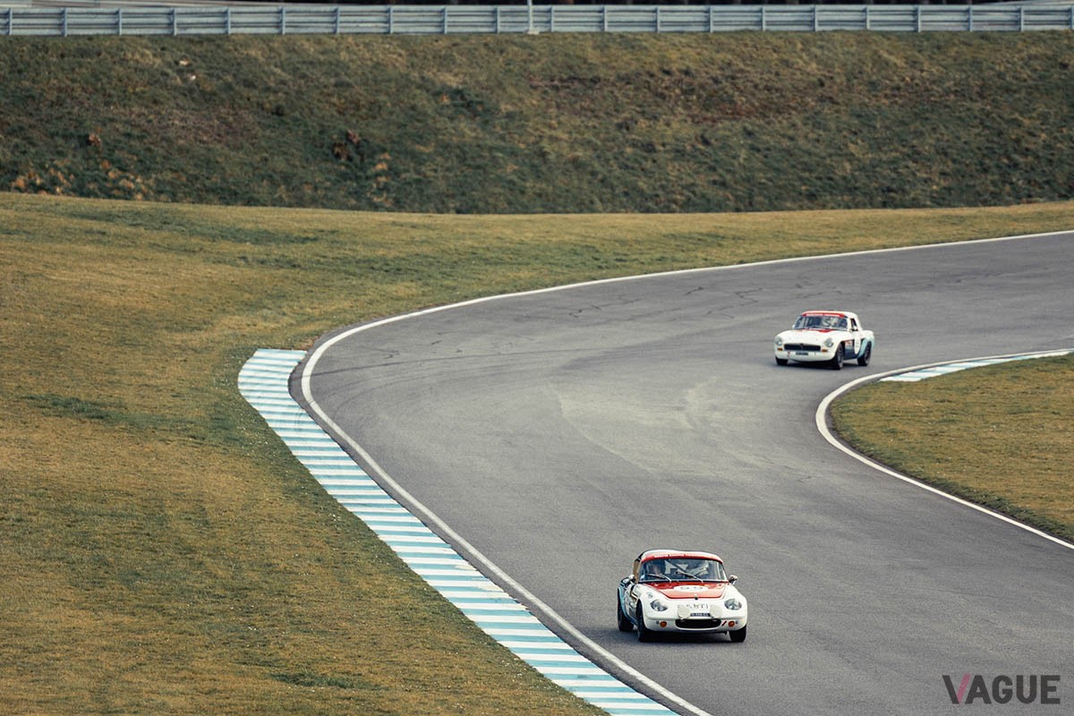 バルチックのチームは、1963年製ロータス・エラン26Rと、1965年製MGBで参戦