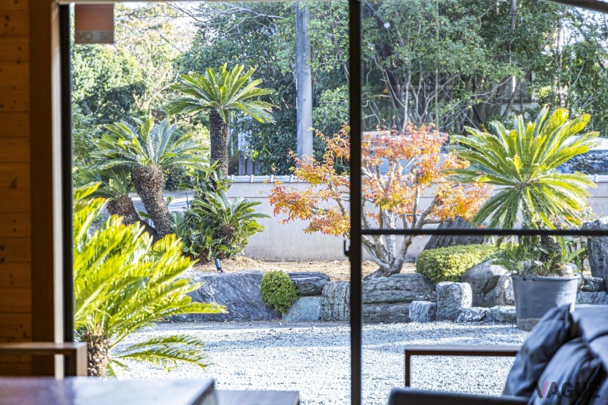 専用庭を眺められるリビング