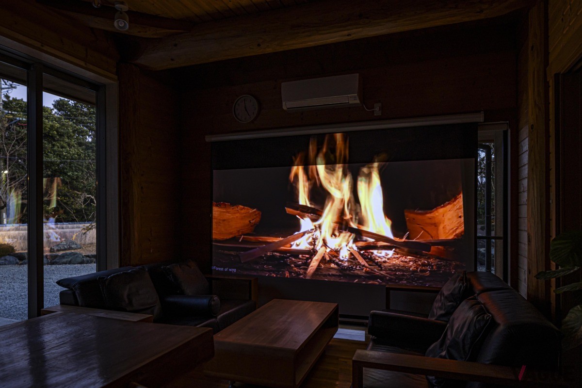 大型スクリーンとプロジェクター