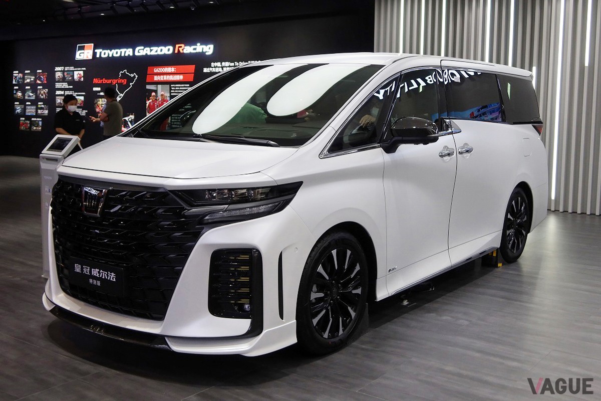 「上海モーターショー2025」で展示されたトヨタ「クラウン・ヴェルファイア」の豪華仕様