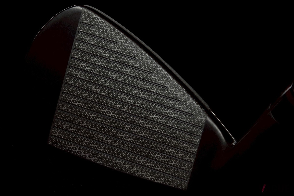 200セット限定の「ONOFF IRON AKA LIMITED BLACK」