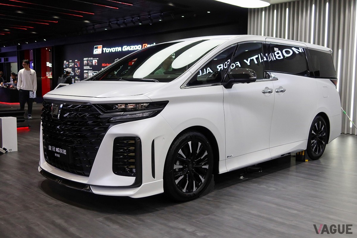 「上海モーターショー2025」で展示されたトヨタ「クラウン・ヴェルファイア」の豪華仕様