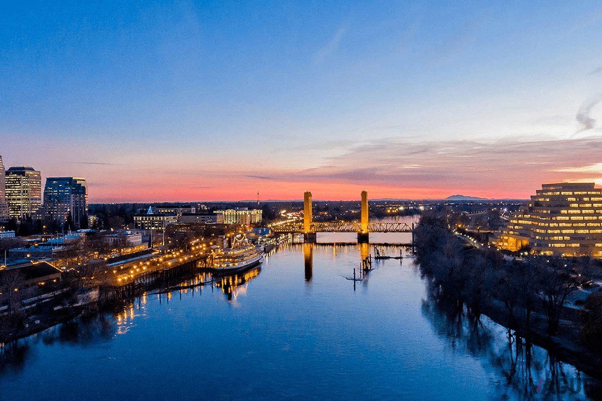 ツアーはタホ湖周辺の絶景ルートをドライブ。一流ホテルへの宿泊や地元の食材を活かした食事などがセットされている（C）Porsche Cars North America