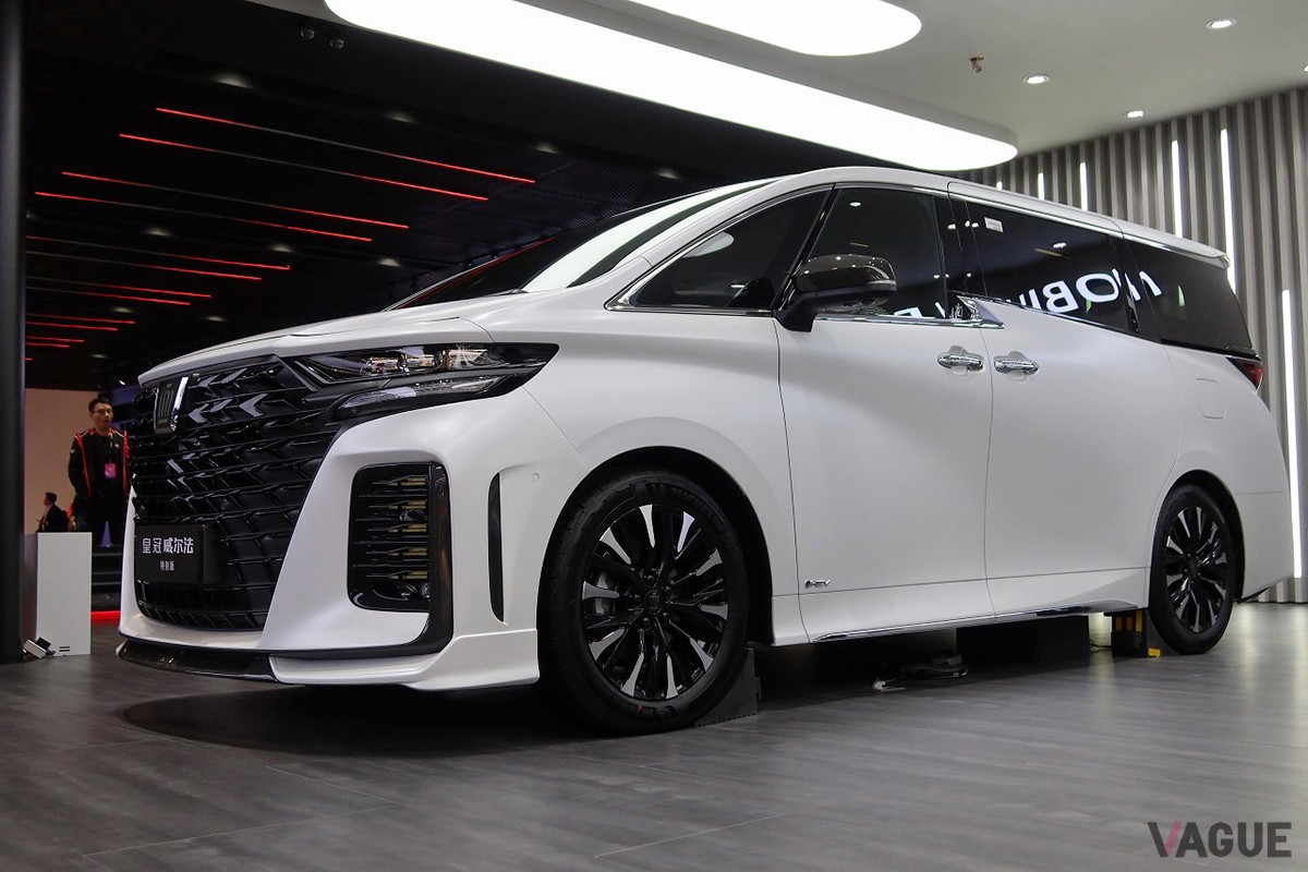「上海モーターショー2025」で展示されたトヨタ「クラウン・ヴェルファイア」の豪華仕様