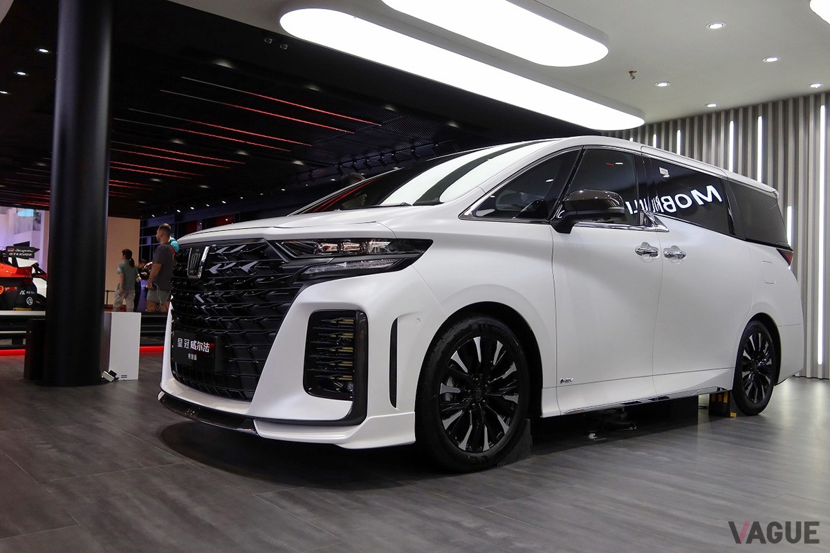 「上海モーターショー2025」で展示されたトヨタ「クラウン・ヴェルファイア」の豪華仕様